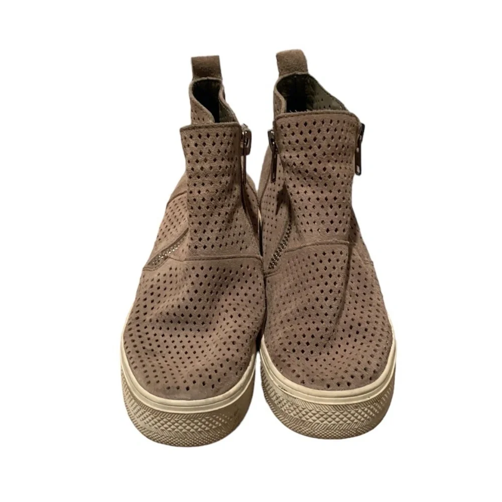 Steve Madden Wedgie Wedge Sneakers in Taupe Size 7.5